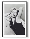 Monroe Sort Outfit Poster Posters fra Marilyn Monroe