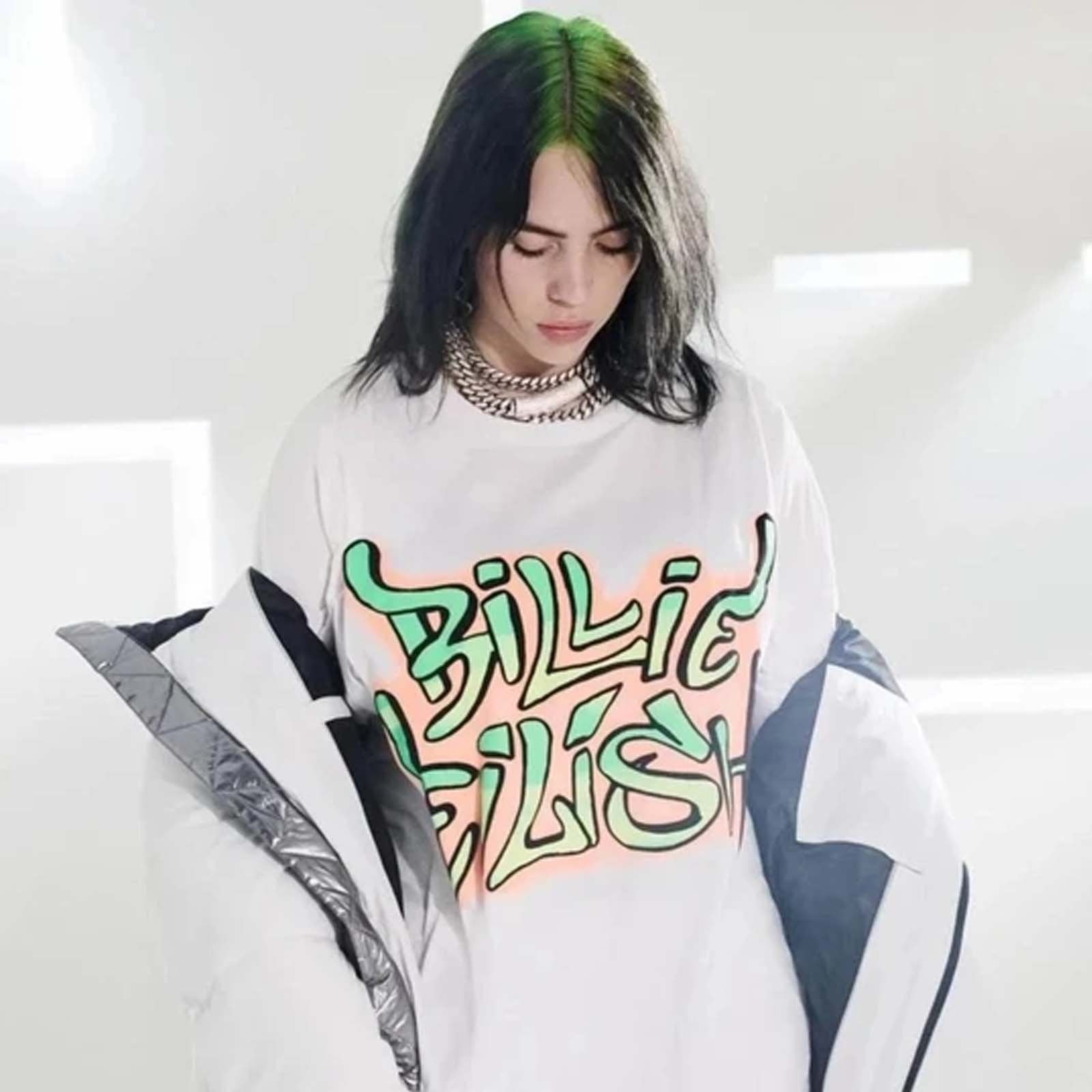 Billede af Billie Eilish i hendes Graffiti T-shirt til børn